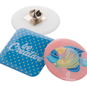 egyedi epoxy kitűző